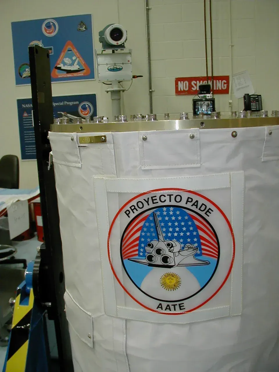Emblema del Proyecto PADE en el contenedor