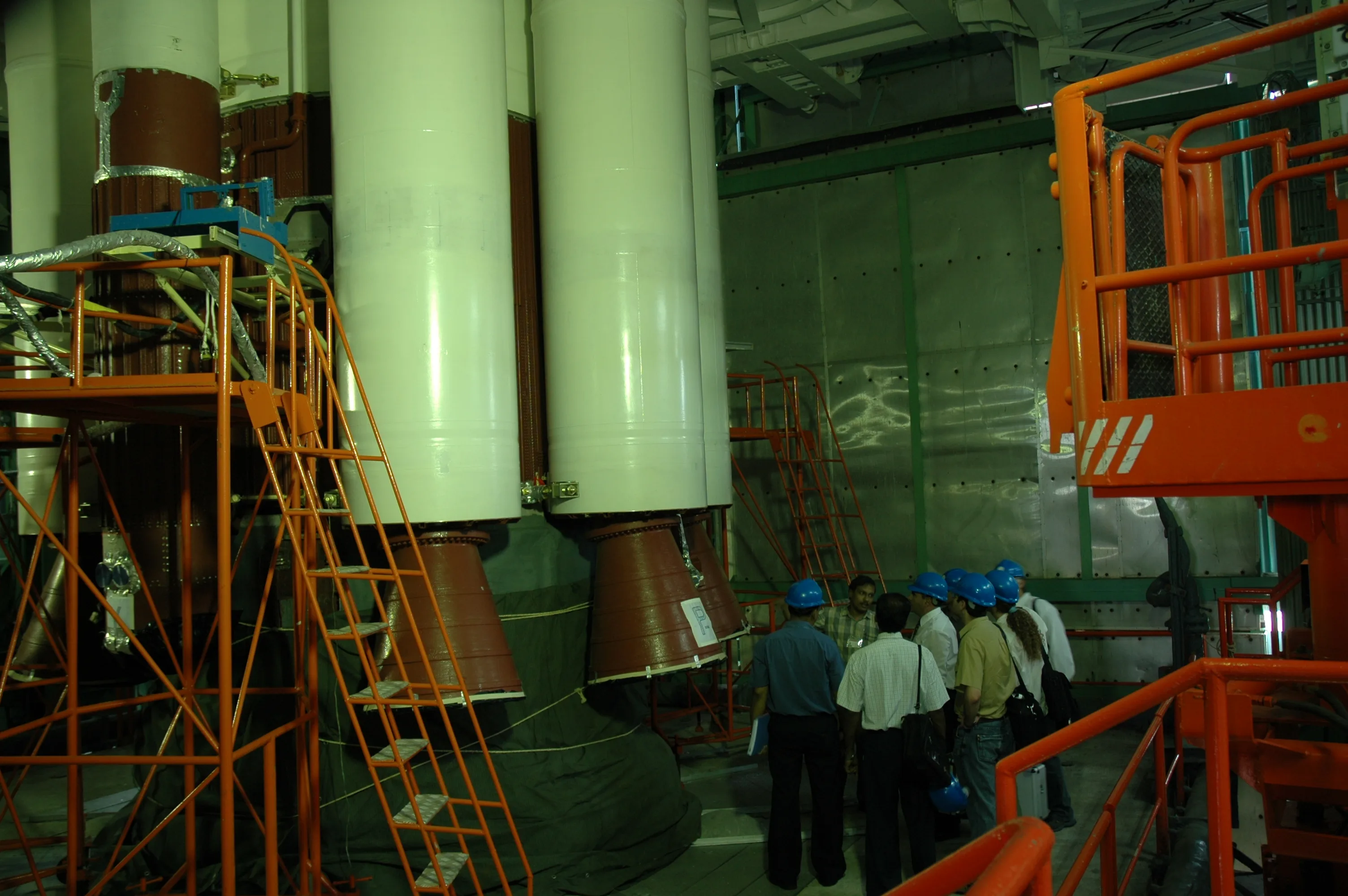 Etapas del cohete PSLV en el edificio de integración