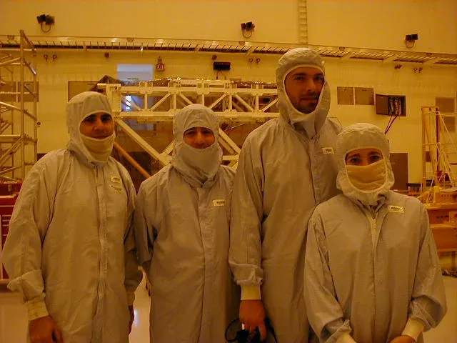 Equipo del PADE durante la preparación en sala limpia
