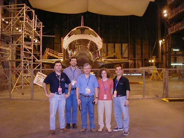 Equipo del PADE frente al transbordador en el hangar