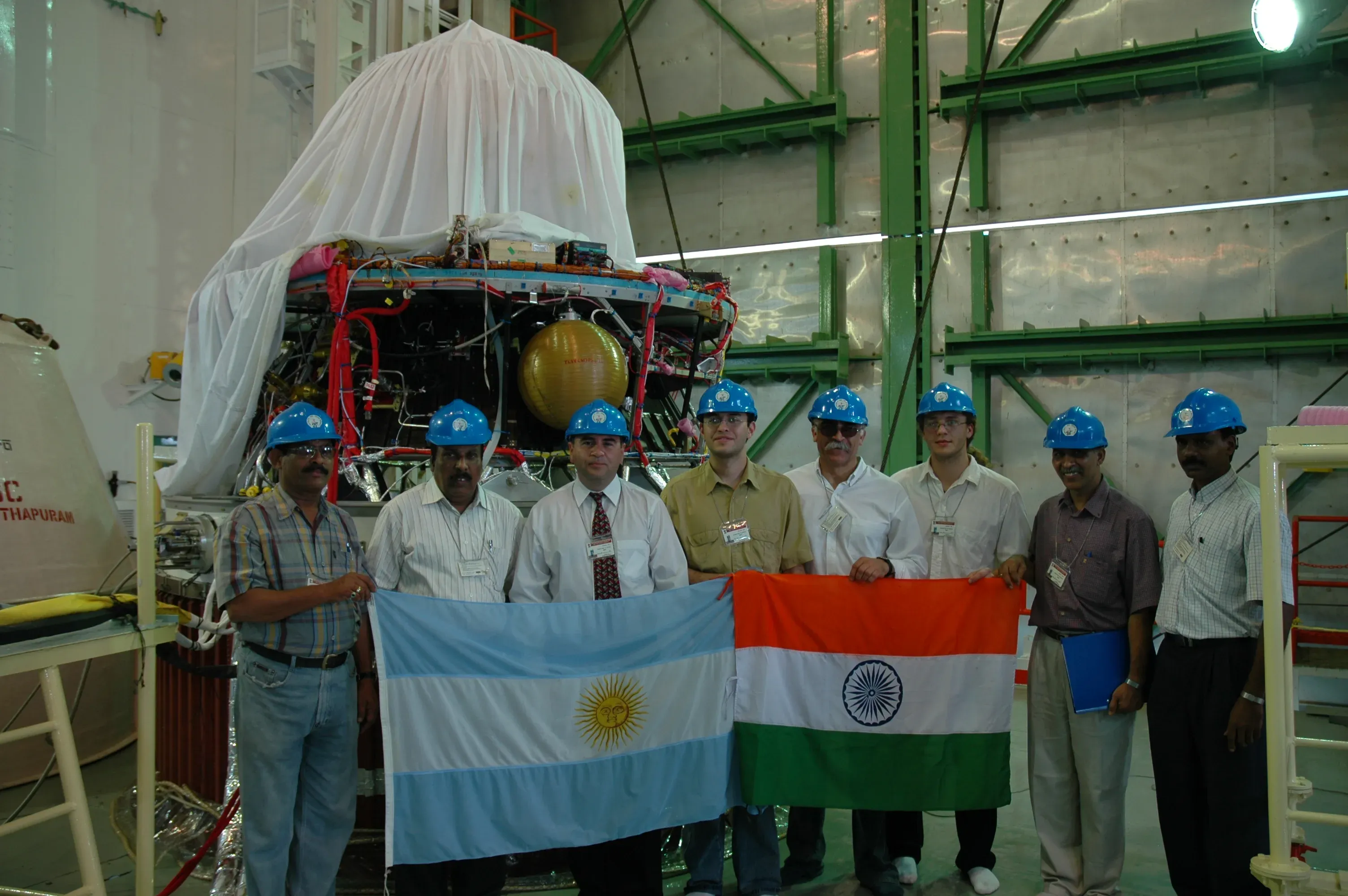 Equipos argentino e indio con las banderas de ambos países