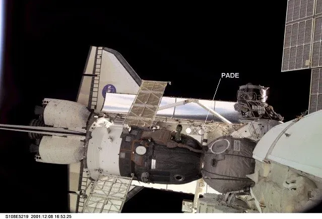 Fotografía oficial de la NASA señalando la ubicación del PADE en la bodega de carga